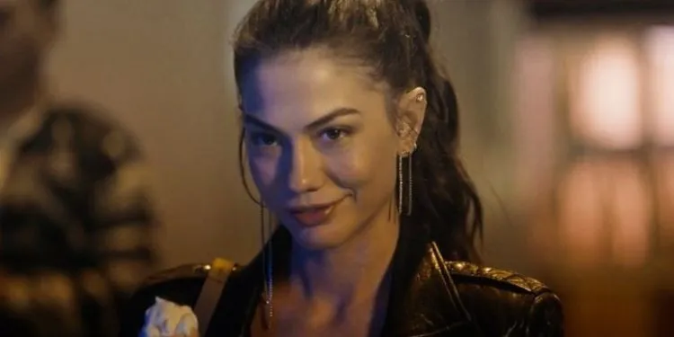 Demet Özdemir und ihrer neuesten Serie Dünyayla Benim Aramda wurde die Lunte einer Diskussion entzündet!