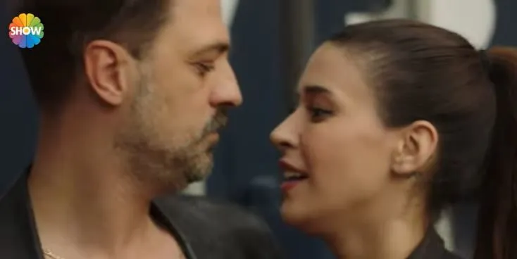 Devrim Özkan und Ertan Saban tragen die Serie Gelsin Hayat Bildiği Gibi