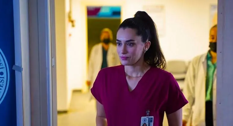Die schöne Schauspielerin Hande Doğandemir erschütterte die sozialen Medien mit ihrem rosa Outfit!