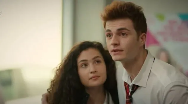 Recep Usta und Melis Minkari sind am Set wie Berk und Aybike in der TV-Serie Kardeşlerim!