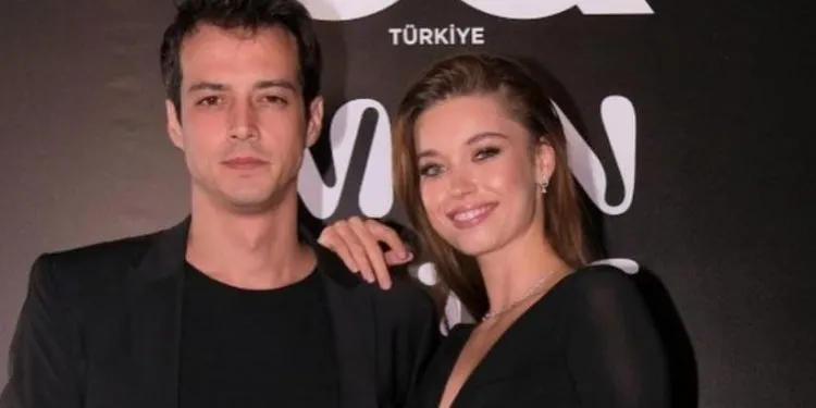 Afra Saraçoğlu auf der einen Seite und Mert Yazıcıoğlu auf der anderen! Sie strahlen beide hell, ihre Unterschiede sind spürbar!