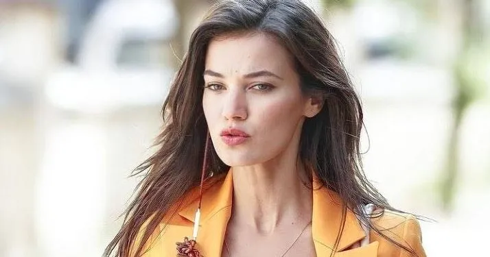 Pınar Deniz beeindruckt mit ihrer Eleganz und ihren stylischen Outfits auf der Paris Fashion Week!