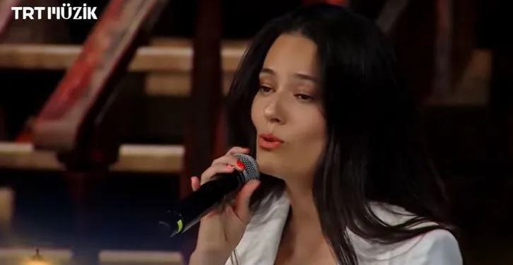Pelin Akil fasziniert mit ihrer Stimme! Nach der Schauspielerei offenbarte sie auch ihren Anspruch beim Singen!