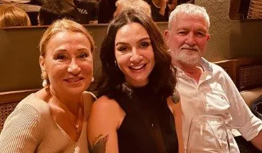 Birce Akalay, die zusammen mit ihren Eltern gekommen ist, hat nichts zu sagen!