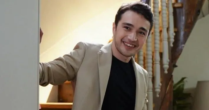Burak Dakak, der als Akın in Çukur berühmt wurde, ist mit einer TV-Serie auf Sendung, und die andere ist unterwegs!