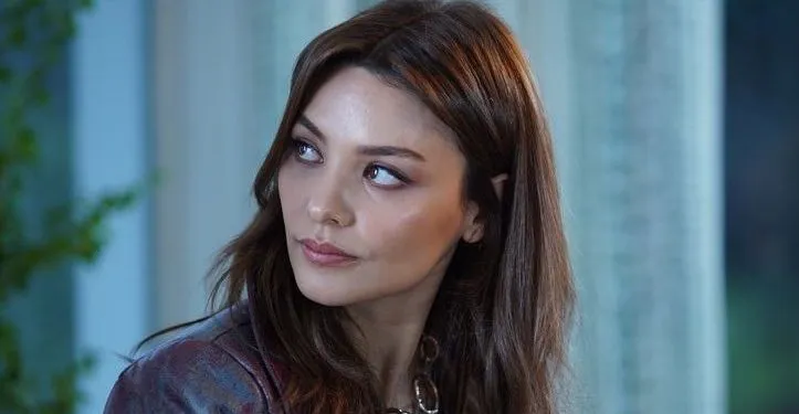 Hazal Filiz Küçükköse spricht mit ihren atemberaubenden Posen!