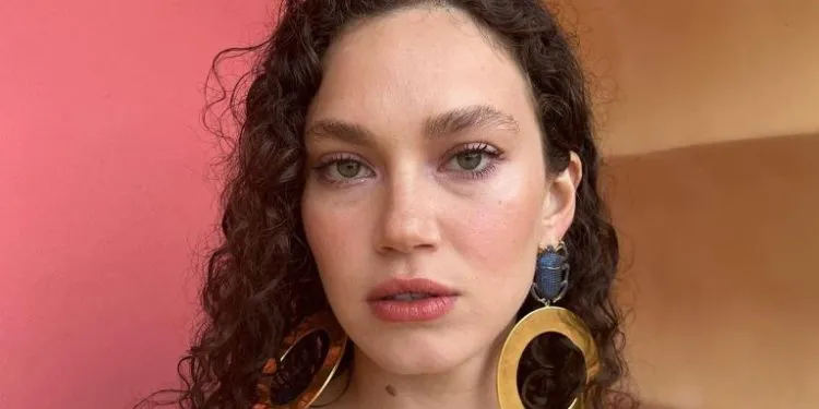 Melisa Şenolsun wird sehr bald mit einem neuen Projekt an die Sets zurückkehren!