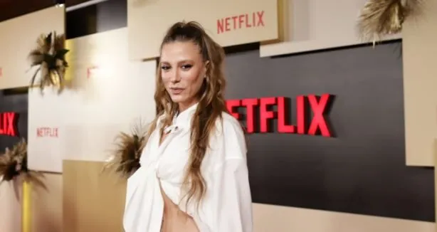 Serenay Sarıkaya wurde offiziell zu einer Veranstaltung mit der Ankündigung von Mert Ramazan Demir in der Promotion der Şahmaran-Serie!