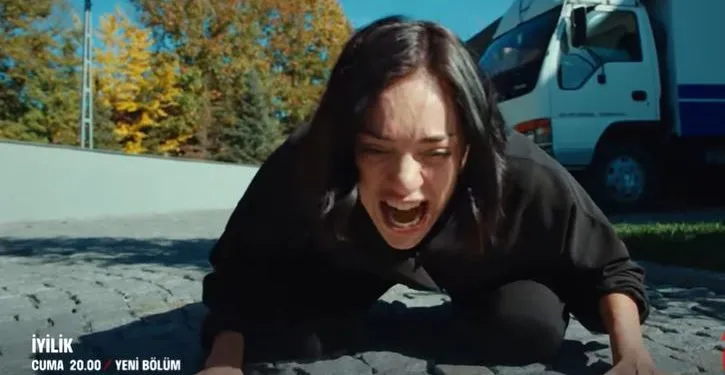 Sera Kutlubey flippt in der İyilik-Serie so gut aus, dass ihre Fans anfangen, Angst zu bekommen!