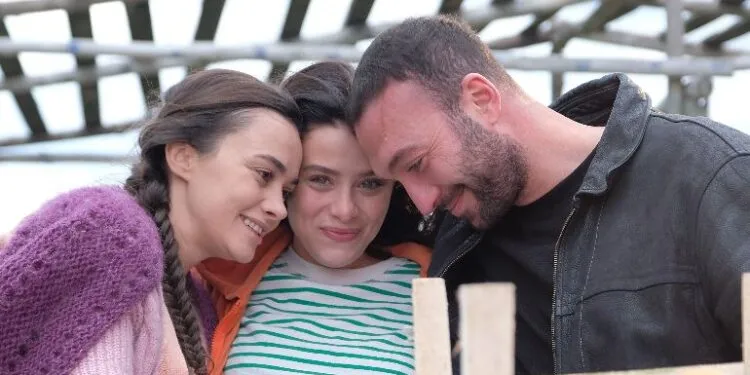 Hande Soral, İlayda Alişan und Görkem Sevindik zeigen Sympathie in der Serie Ateş Kuşları (Firebirds)!