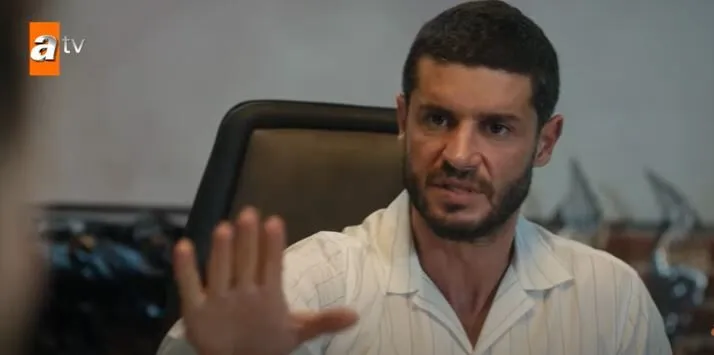 Die Serie Bir Küçük Gün Işığı ist auch ein Hit für Berk Oktay! Wie schafft er es also, ein gutes Projekt auszuwählen? Hier ist sein Geheimnis!