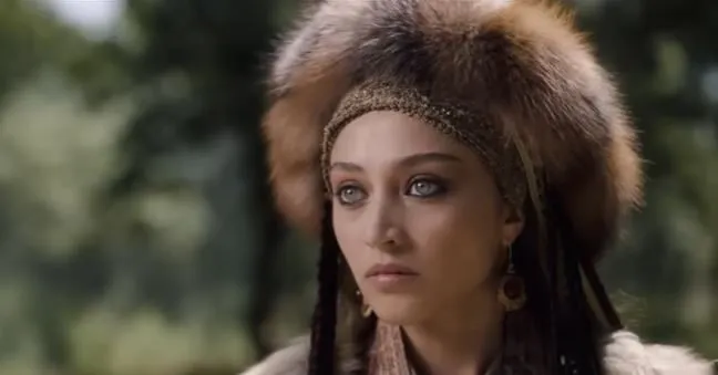 Kayra Zabcı trägt ein großes Gewicht, das sie in der Alparslan-Serie in ihren Knochen spürt!