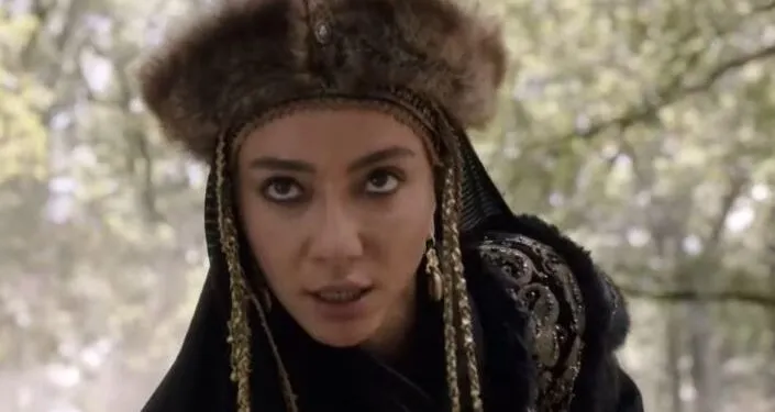 Öykü Gürman staubt die Szenen sowohl in der Alparslan-Serie ab!