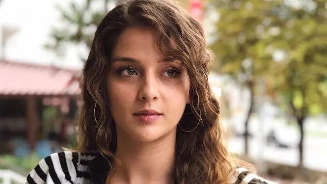 Ecem Çalhan ist einer der glücklichsten jungen Fernsehschauspieler der letzten Jahre! Du fragst warum? Hier ist die Antwort