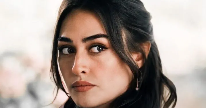 Esra Bilgiç hat eine Serie, die sie in ihrer Karriere glänzt und die sie immer noch nicht aus dem Kopf bekommt!