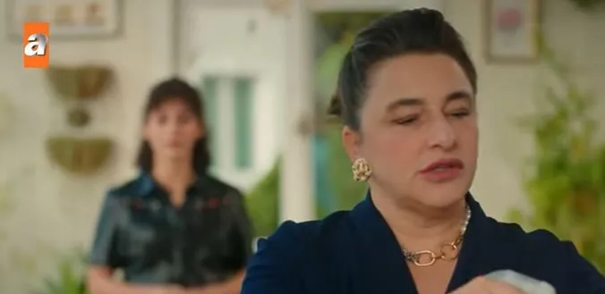 Zwei Verrücktheiten, die ihr nie aus dem Kopf gegangen sind, Esra Dermancıoğlu, die Teilnehmerin der Fernsehserie Bir Küçük Gün Işığı