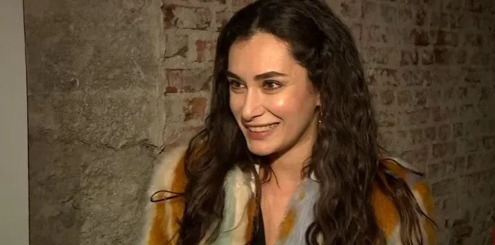 Hande Doğandemir hat im ersten Monat des Jahres 2023 zwei verschiedene Überraschungen für ihre Fans!