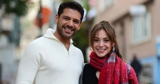 Wie gut das Hauptpaar Rabia Soytürk und Emre Kıvılcım in der Veda Mektubu-Serie zusammenpassen!