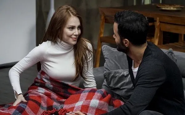 Überraschung für diejenigen, die Kiralık Aşk sehen! Schauen Sie, wer die Kindheit von Elçin Sangu in der Fernsehserie Çöp Adam gespielt hat