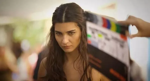 Tuba Büyüküstün ging mit gutem Beispiel voran, indem sie ihren Instagram-Account für die Erdbebenopfer öffnete!