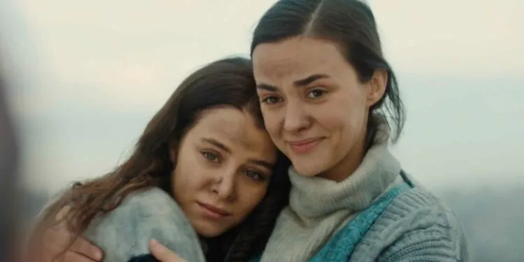 Beim Dreh von Hande Soral in der TV-Serie Ateş Kuşları weint sie professionell, sie vergießt beim Zuschauen wirklich Tränen!