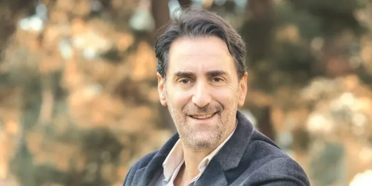 Warum kritisiert Bekir Aksoy die Yasak-Elma-Reihe, die sich über sich selbst lustig macht, ist doch schon voller Absurditäten!