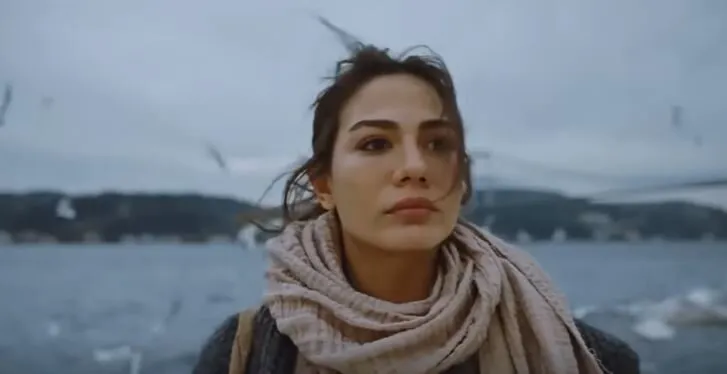 Demet Özdemir steht auf der Weltrangliste! Der Wind der Adım Farah-Reihe wehte auf IMDB Starmeter!