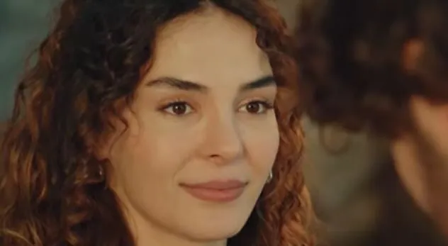 Mit der Yüz Yıllık Mucize-Serie kehrt Ebru Şahin zu den Sets zurück und das neue Image von Ebru Şahin ist in aller Munde!