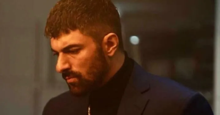 Das ist das Charisma von Engin Akyürek, ein Mann, der mit seiner Mimik und sogar seinen Augen spielt!