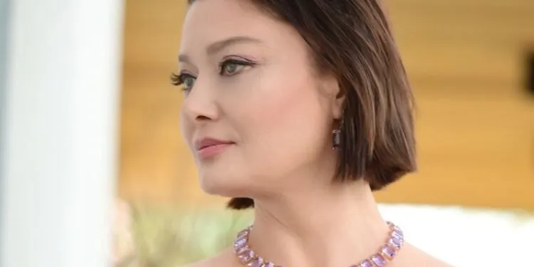 Nurgül Yeşilçay brilliert mit ihrem eigens entworfenen Kostüm in der Serie Veda Mektubu!