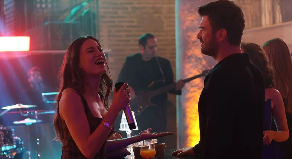 Warum waren diejenigen, die Serenay Sarıkayas Lied bewunderten, wütend auf das Produktionsteam der Aile-Serie?
