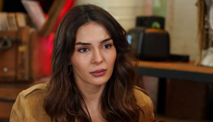 Als sie mit Yüz Yıllık Mucize auf den Bildschirm zurückkehrte, begann Ebru Şahin, ihre Rivalen einen nach dem anderen zu schlagen!