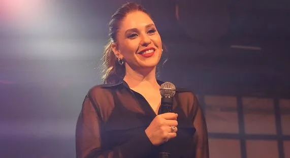 Liedaufführung von Evrim Alasya in der Reihe Kızılcık Şerbeti!