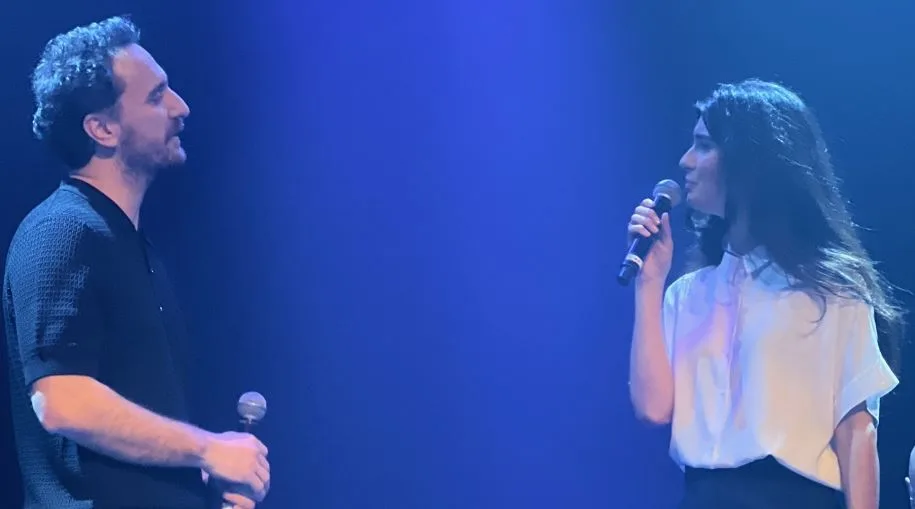 Tuba Büyüküstün und Fırat Çelik spielten gemeinsam ein Duett bei der Hilfsnacht in Frankreich für Erdbebenopfer!