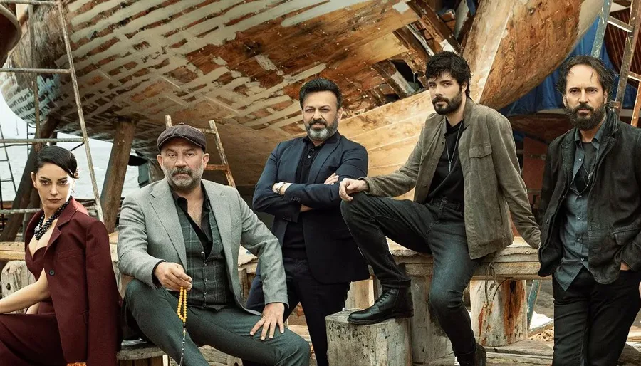 Schau dir die Besetzung an! Timuçin Esen und Sezin Akbaşoğulları auf der einen Seite, Şevket Çoruh und Serhat Kılıç auf der anderen!