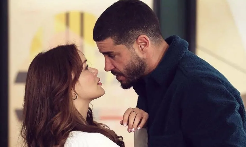 Der Erfolg von Berk Oktay und Seray Kaya ebnete den Weg für die Fernsehserie Bir Küçük Gün Işığı!
