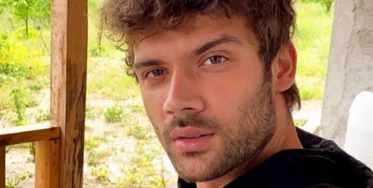 Caner Topçu, der mit den Serien Barbaroslar und Duy Beni glänzt, kann der leuchtende Star des Sommers sein!