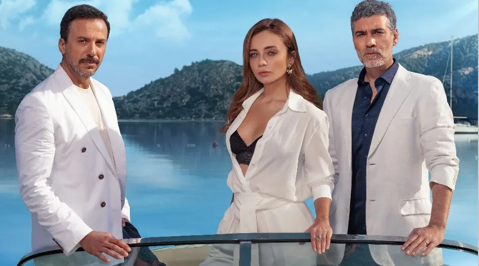Caner Cindoruk, Damla Sönmez und Serkan Altunorak werden das Publikum in Maviye Sürgün verzaubern!