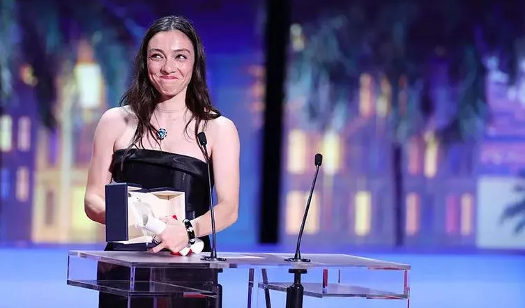 Merve Dizdar hat uns mit der Auszeichnung „Beste Schauspielerin“ bei den Filmfestspielen von Cannes stolz gemacht!