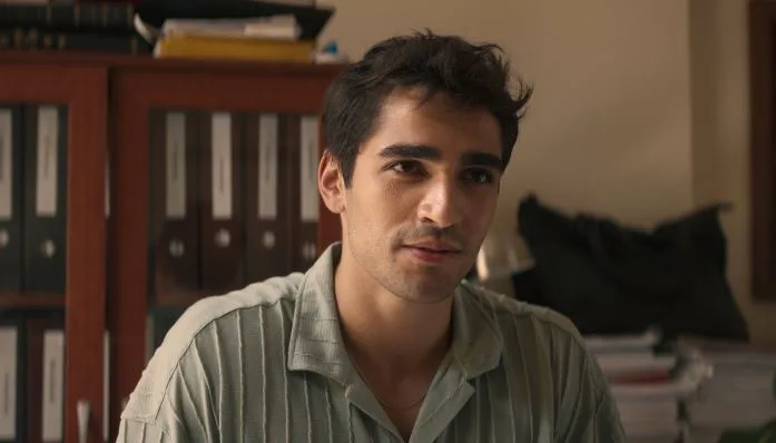 Es ist, als ob die Figur von Ferit in der Fernsehserie Yalı Çapkını begonnen hätte, sich an Mert Ramazan Demir heranzuschleichen!