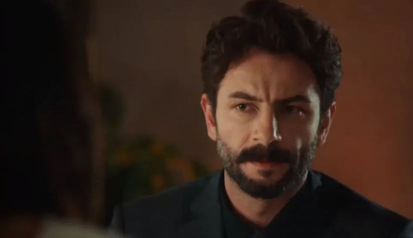 Die Wahl von Gökberk Demirci für die Serie „Üç Kız Kardeş“ war sehr passend!