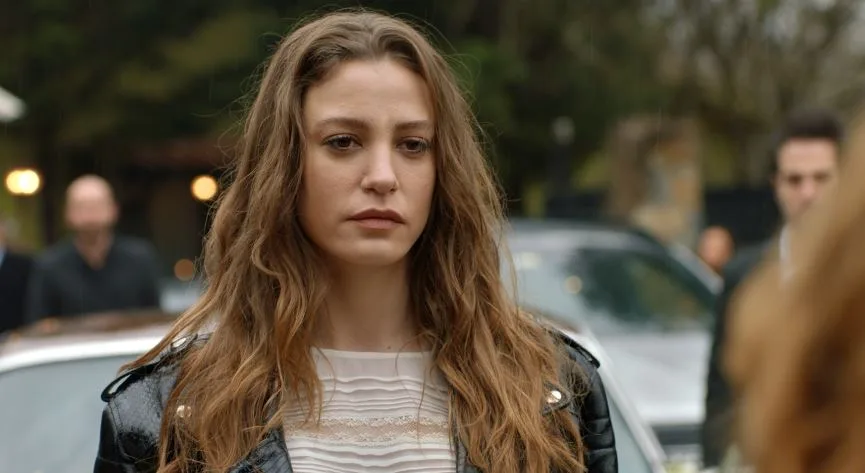 Nach dem Erfolg der Aile-Serie für Serenay Sarıkaya kehrt nun der Medcezir-Geist zurück!