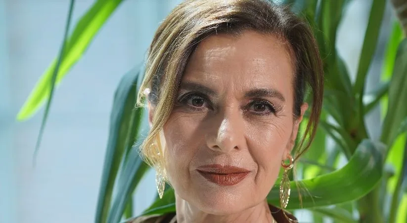 Hatice Aslan wird Kerem Bürsin in der Geschichte der neuen Serie Ya Çok Seversen ordentlich ins Schwitzen bringen