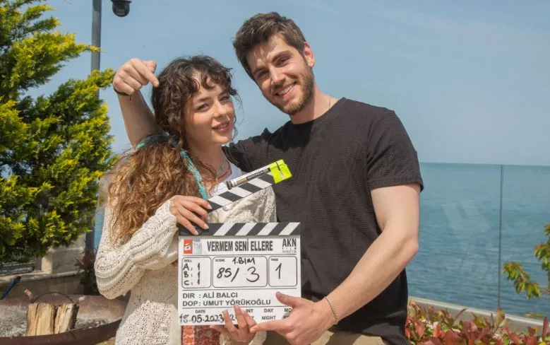 Buse Meral und Emre Bey haben in der TV-Serie Vermem Seni Ellere eine schwierige Reise angetreten