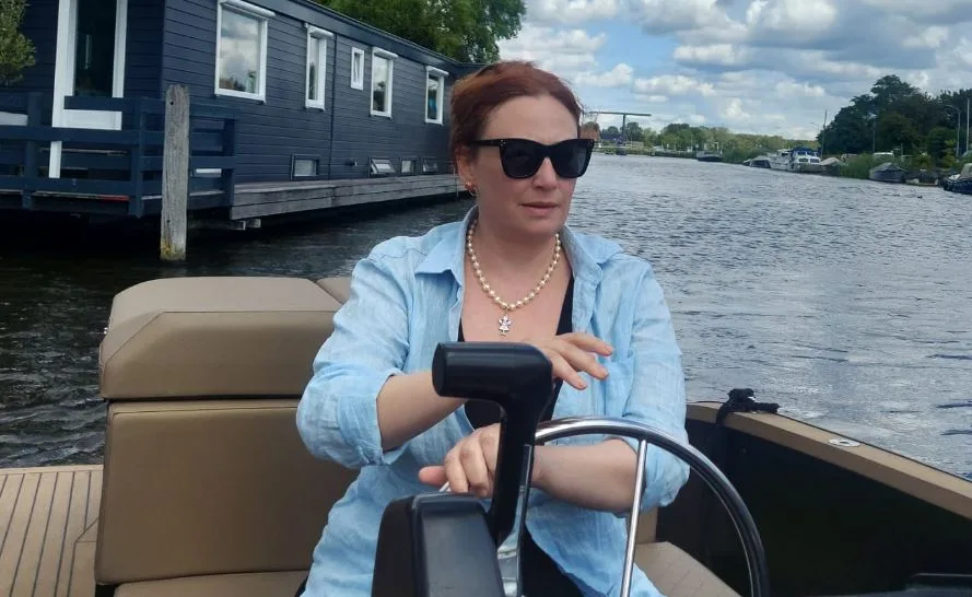 Gülçin Santırcıoğlu, die Schauspielerin der Fernsehserie Yalı Çapkını, verbringt ihren Urlaub in Europa!