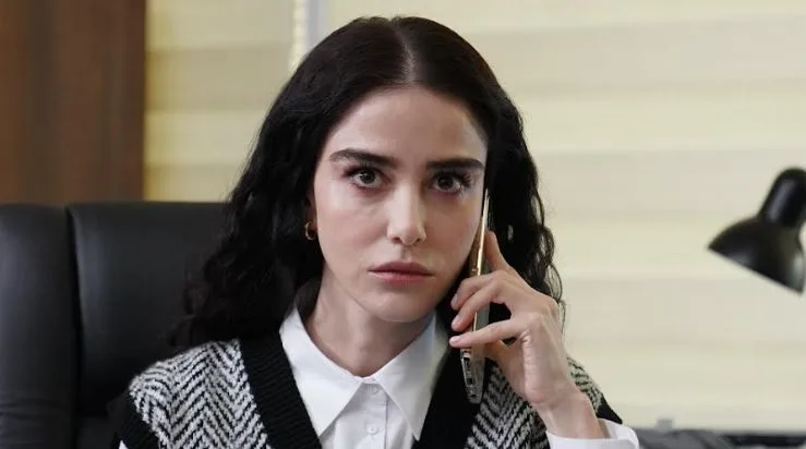 Eine alte TV-Serie von Özge Gürel, der die letzten 3 Serien nicht gehalten hat, rückt in den Vordergrund!