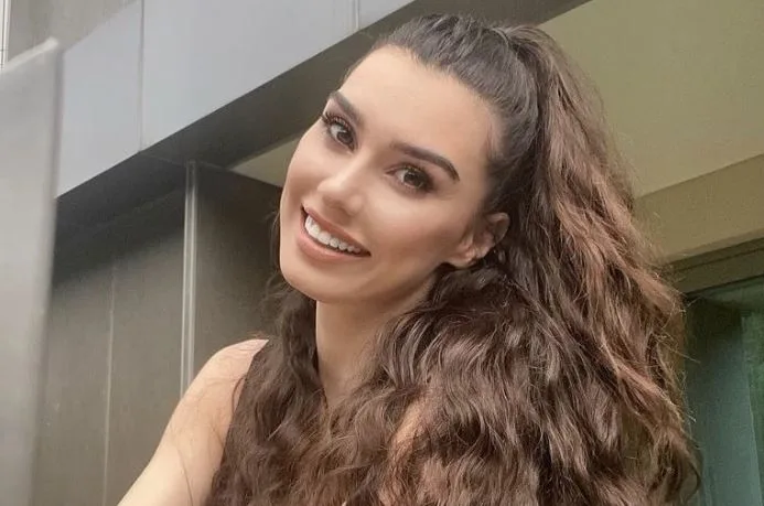 Nach der Serie Aşk ve Mavi ist das neue TV-Serienprojekt eine große Chance für Burcu Kıratlı!