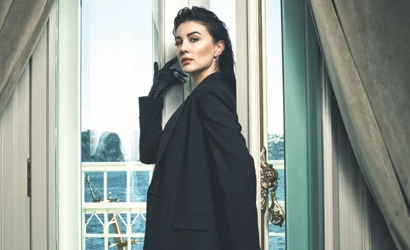 Burcu Özberk ist von der neuen Vereinbarung begeistert!