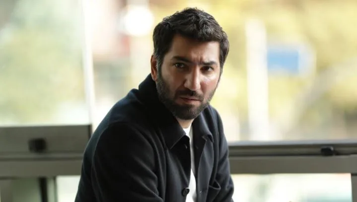 Berkay Ateş wurde ein starker Dramaschauspieler, aber sehen Sie ihn in einer Comedy-Rolle!