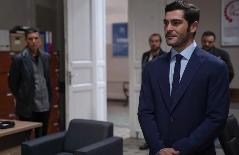 Burak Deniz hat sich in der Rolle des Nachrichtensprechers verloren!